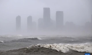 Bão Matmo đổ bộ, loạt điểm du lịch Trung Quốc 'vỡ trận'