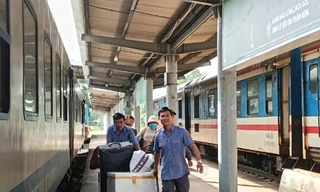 45 chuyến tàu khách Bắc - Nam phải tạm dừng vì bão