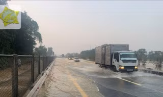 Cấm xe qua điểm ngập sâu, dừng chạy tàu khu vực miền Trung ứng phó lũ, sạt lở đất