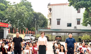 Doanh nhân kiều bào trao tặng nhiều phần quà thiết thực cho các em học sinh ở trường giáo dục chuyên biệt