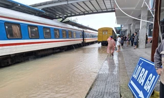 Dừng 10 tàu khách, khẩn cấp giữ cầu Luật Lễ