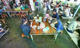 Lý do một nhà hàng bị ngập lụt gây sốt toàn thế giới