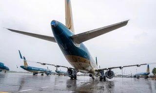 Mưa dông kinh hoàng 'bủa vây' 90 chuyến bay tới Hà Nội 