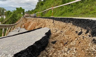 Tắc đường vì sạt lở nghiêm trọng trên Quốc lộ 15C ở Thanh Hóa