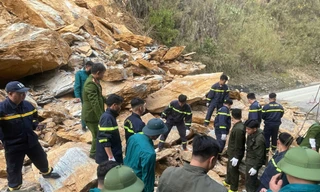 Quốc lộ 6 thông xe trở lại sau đêm trắng tìm kiếm nạn nhân sạt lở