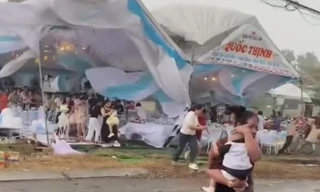 Đi ăn tiệc thôi nôi, khách bỏ chạy tán loạn vì sập rạp do dông lốc ở TPHCM