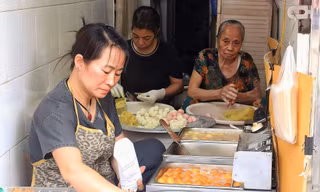 Quán Hà Nội rộng 2m2, mỗi ngày bán nghìn chiếc bánh rán 'siêu nhỏ, siêu rẻ'