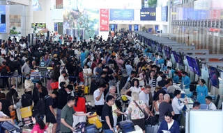 Ga tàu, sân bay nườm nượp người trở lại Hà Nội sau Tết