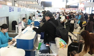 Sân bay Nội Bài đông nghịt 