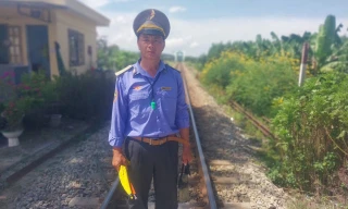 Nhân viên gác chắn dũng cảm cứu người ngay trước mũi tàu 