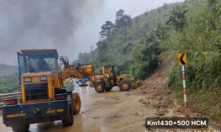 Mưa lớn gây sạt lở nghiêm trọng đường Hồ Chí Minh