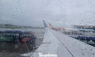 Mưa lớn tại Nội Bài, nhiều chuyến bay không thể hạ cánh