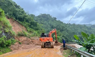Bão Bualoi chia cắt giao thông, đường sắt tê liệt nhiều ngày