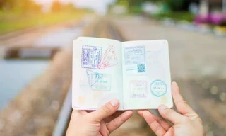 Nhiều nước sắp bỏ đóng dấu hộ chiếu, xuất nhập cảnh thế nào?