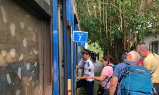 Đường sắt tê liệt vì mưa bão, hàng nghìn khách đi tàu phải chuyển sang ô tô