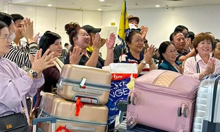 Khách Việt từ Trung Đông vỡ òa khi máy bay hạ cánh Nội Bài 