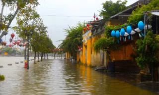 Đường sắt tạm dừng 17 đoàn tàu, đường ra sân bay Phú Bài gặp khó
