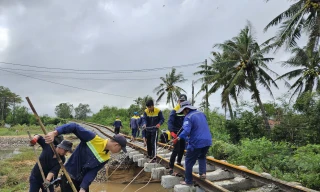 Hình ảnh tàu khách nằm chờ tại các ga dọc tuyến miền Trung - Khánh Hòa do mưa lũ. Ảnh: VNR.
