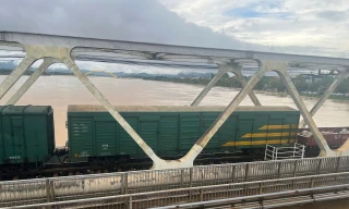 Xin lệnh phong tỏa, điều tàu hạng nặng 'neo giữ' cầu đường sắt ở Huế 