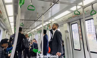 Được miễn phí tàu điện, người Hà Nội trải nghiệm Tết kiểu mới