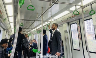 Được miễn phí tàu điện, người Hà Nội trải nghiệm Tết kiểu mới