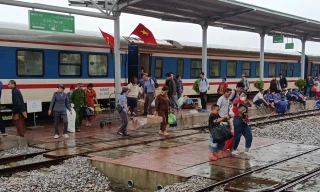 Do mưa lũ kéo dài, từ ngày 27 đến 29/10, đường sắt tạm dừng chạy 17 đoàn tàu khách. Ảnh: VNR.