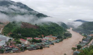 Sạt lở rình rập, mưa lũ dâng cao: Bộ Xây dựng yêu cầu cấm đường vùng nguy hiểm