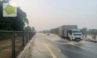 Cao tốc Hà Nội - Thái Nguyên ngập nặng, ô tô lưu thông thế nào? 