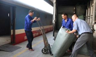 Vận chuyển hơn 15.000 kiện hàng đến vùng lũ bằng đường sắt 