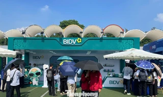 Đội nắng xếp hàng trải nghiệm gian hàng BIDV tại Sóng Festival