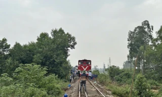 Thông tuyến đường sắt Hà Nội - Thái Nguyên sau sự cố sạt lở 