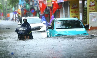 Cách chạy xe điện an toàn khi đường phố ngập lụt