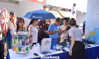 Ngày thẻ Việt Nam 2025: Xuất hiện danh thiếp thông minh, nhẫn thanh toán 