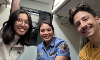 Tình huống khó quên của 2 khách Tây đi tàu bị mắc kẹt trong mưa lũ 