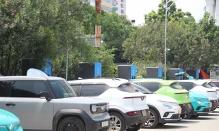 Việt Nam đang tích cực triển khai lộ trình chuyển dịch năng lượng, khuyến khích sử dụng xe điện, phát triển giao thông công cộng xanh. Ảnh: Lộc Liên.