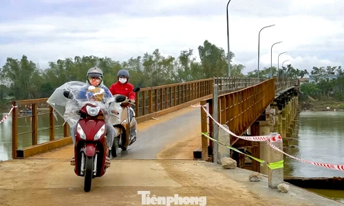 Đà Nẵng: Lắp dựng khẩn cấp Cầu Bà Ngân, nối lại nhịp mưu sinh cho dân