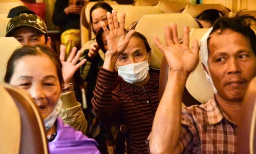 Chuyến xe nghĩa tình đưa hơn 100 bệnh nhân nghèo từ Bệnh viện Đà Nẵng về quê đón Tết