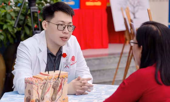 Bác sĩ trẻ Trần Minh Triết sở hữu bảng thành tích "khủng", sôi nổi làm tình nguyện
