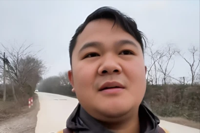 Nam thanh niên đi bộ gần 1.400 km về quê ăn Tết