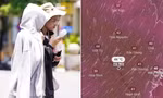Người dân che nắng khi di chuyển ngoài trời ở Hà Nội