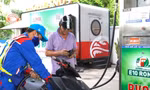 Người dân đổ xăng trong ngày nắng nóng tại Hà Nội