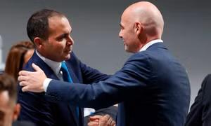Chủ tịch FIFA Gianni Infantino và Chủ tịch LĐBĐ Jordan Ali Bin Al Hussein ảnh AP