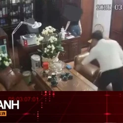 TIN NHANH: Người đàn ông thân mật với nhiều phụ nữ bị buộc thôi việc