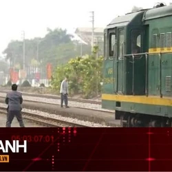 TIN NHANH: Người đàn ông thoát chết trong gang tấc khi cố đi bộ qua đường tàu