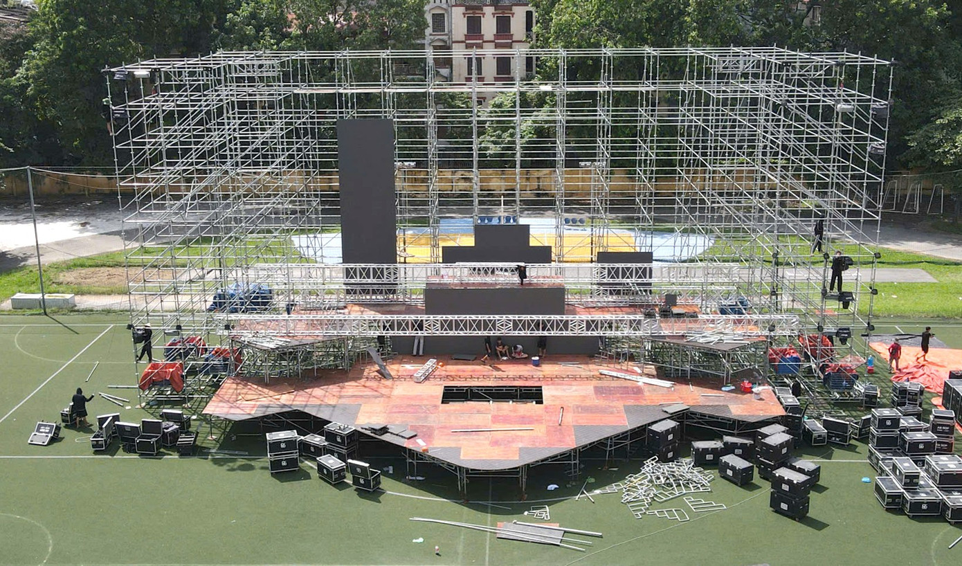 Sân khấu lớn của sự kiện đang được hoàn thiện. Ảnh: Hoàng Mạnh Thắng.