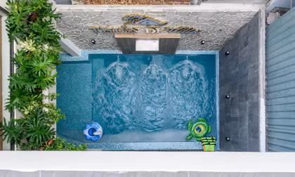 Nhà trong hẻm có hồ bơi vừa sáng vừa thoáng