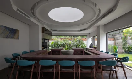 Ngôi nhà với thiết kế mái dốc mở rộng dốc 