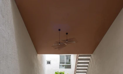 Thiết kế bể bơi giữa ngôi nhà cho gia chủ thư giãn cùng thiên nhiên