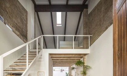 Nhà ống mở rộng công năng lên 100m2 nhờ gác lửng