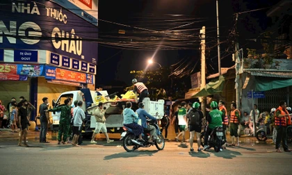 Dân dỡ đồ chạy lũ trong đêm khi nước sông ở Lâm Đồng dâng cuồn cuộn